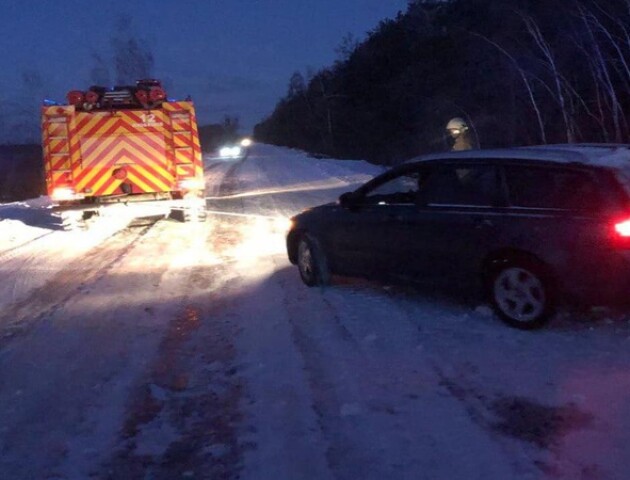 У Любешові рятувальники витягли авто із снігового замету