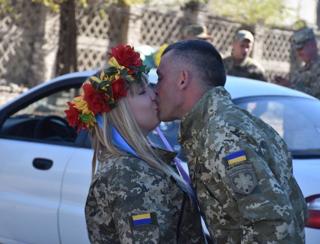 Волинські військові одружилися неподалік передової