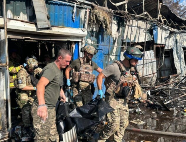 росія вдарила по ринку на Донеччині: 16 загиблих, 31 поранений, під завалами люди