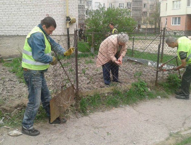 Муніципальна варта Луцька продовжує демонтаж  самовільно встановлених парканів