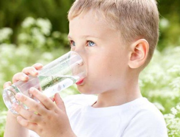 Дієтолог пояснила, чому пити забагато води – шкідливо
