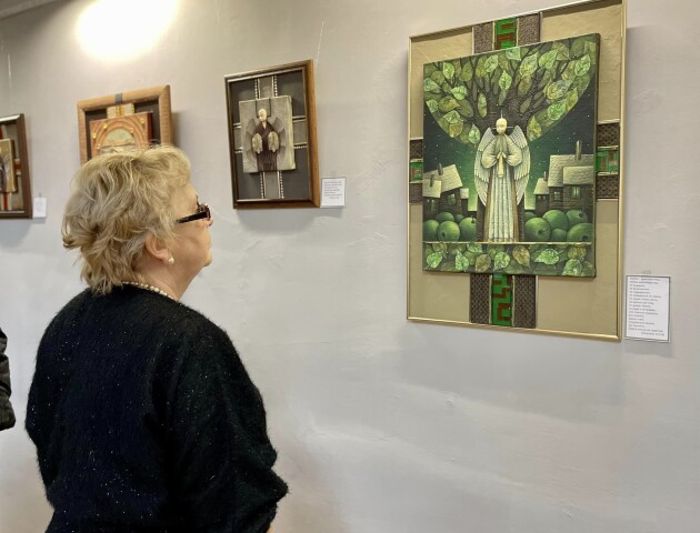 Художниця з Волині представила виставку картин на релігійну тематику