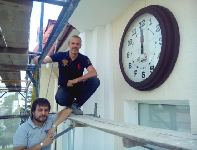 Творець годинника на фасаді Луцькради відповів на критику «вічно невдоволених життям»