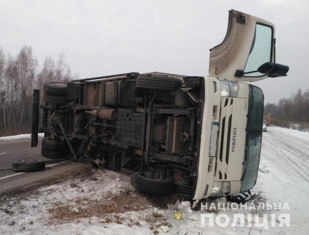 На Волині легковик вилетів на зустрічну і врізався у вантажівку. ФОТО. ВІДЕО