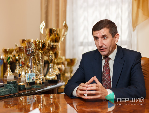 Голова Боратинської ОТГ відповів київським журналістам щодо нагород у його кабінеті. ВІДЕО. ФОТО