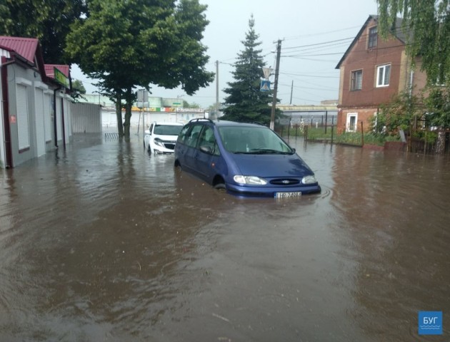 Злива в Нововолинську: плавають і будинки, і авто. ФОТО. ВІДЕО