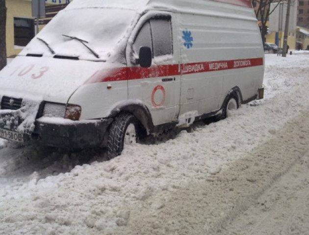 На Волині рятувальники відбуксирували зі снігового замету автомобіль швидкої допомоги
