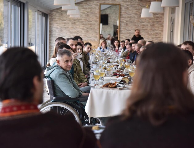 Гуцульська коляда й ресторанні страви. Поранених бійців запросили на свято