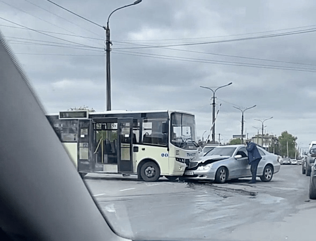ДТП у Луцьку: на Дубнівській зіткнулися легковик та тролейбус, постраждалих забрала «швидка»
