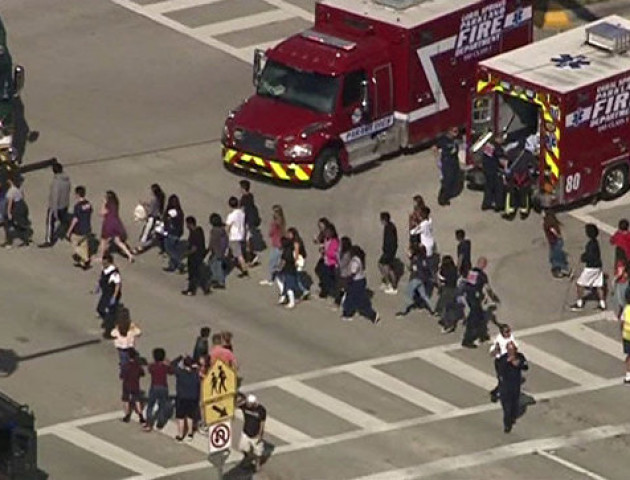 У США в результаті стрілянини в школі загинуло 17 осіб. ВІДЕО