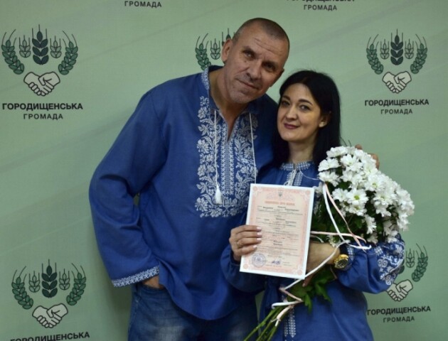 30 років знайомі, 14 років разом: на Волині одружилися переселенці з Донеччини