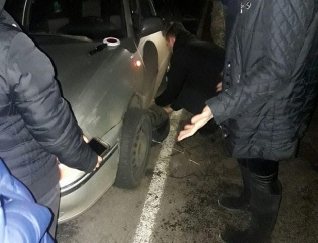 Волинські поліцейські допомогли жінкам, у яких зламалось авто на трасі
