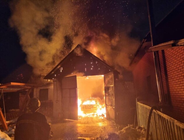 На Волині горів гараж з автомобілем: постраждав власник. ФОТО