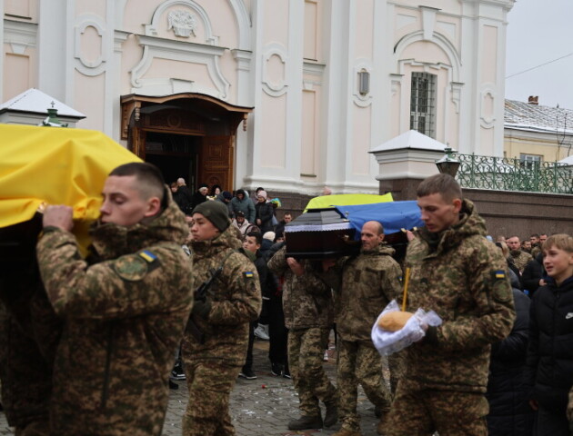 Дві труни в центрі Луцька. Місто поховало Героїв