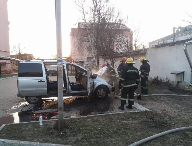 У Луцьку посеред вулиці загорівся Mercedes. ФОТО