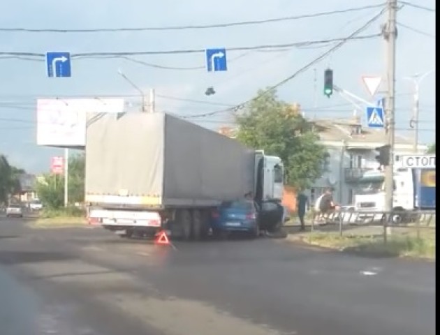 Аварія в Луцьку: легковик «вліз» під вантажівку. ВІДЕО