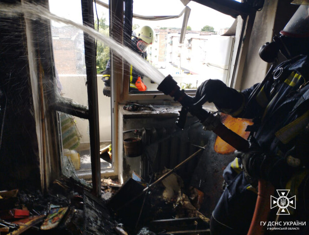 У Нововолинську горіла квартира: з будинку евакуювали 15 мешканців