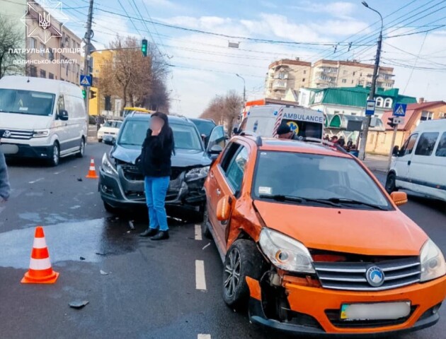 Водійка проїхала на червоний: у Луцьку зіткнулися три авто. ФОТО