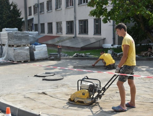 Показали, як ремонтують тротуар на центральній вулиці Луцька. ФОТО