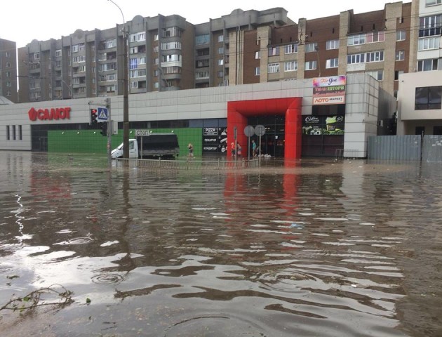 Лучани «завалили» Facebook фото потопу та жартують з негоди