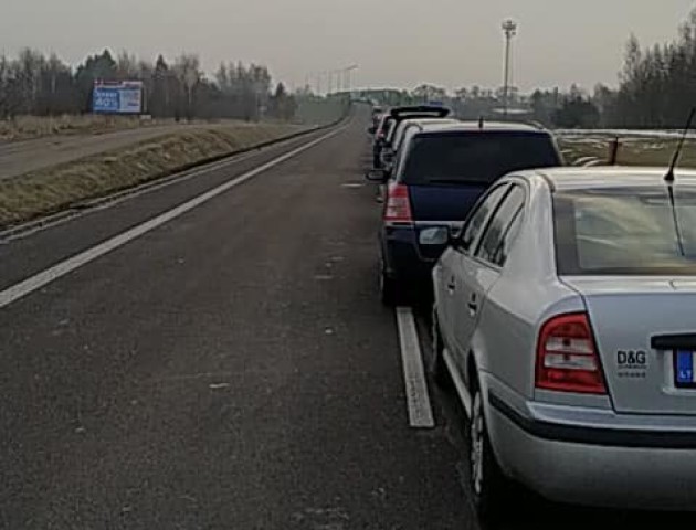 У чергах на волинському кордоні «застрягли» близько 200 автівок. Деякі стоять вже добу. ВІДЕО