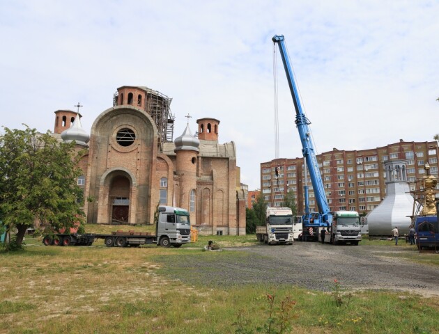 У Луцьку на монастирі святого Василія Великого встановили центральний купол