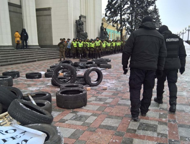 Під Верховною Радою сталися сутички активістів і поліції. ВІДЕО