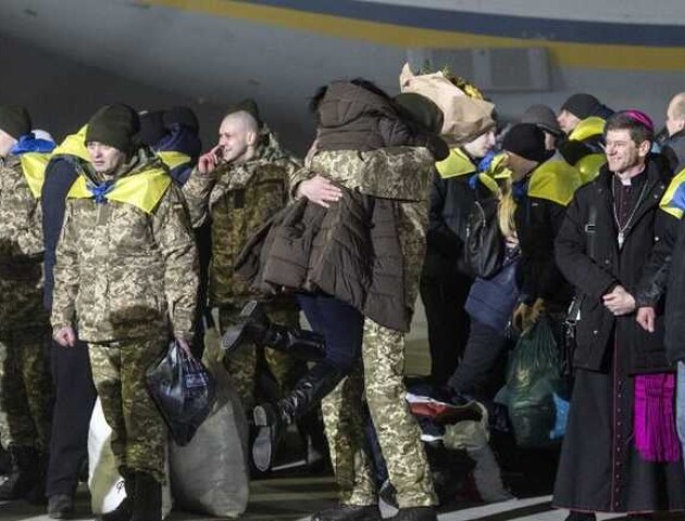 Звільненим з російського полону українцям виплатять по 100 тисяч гривень