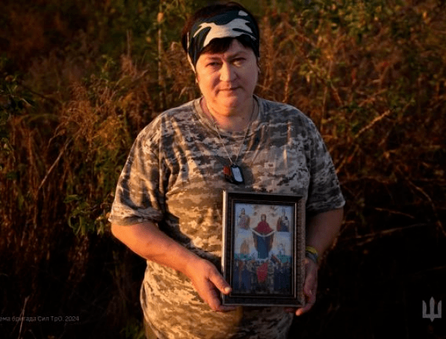 «Ця ікона відвела приліт». Історія жінки, яка пішла у військо заради сина