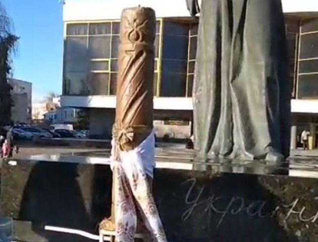 Новий рекорд України: у Луцьку створили найбільшу воскову свічку. ВІДЕО