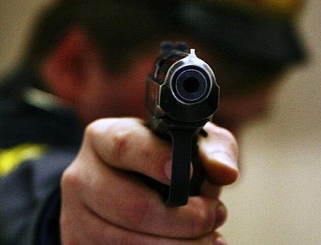 У Луцьку ексдиректор заводу цілився пістолетом у голову сусіда
