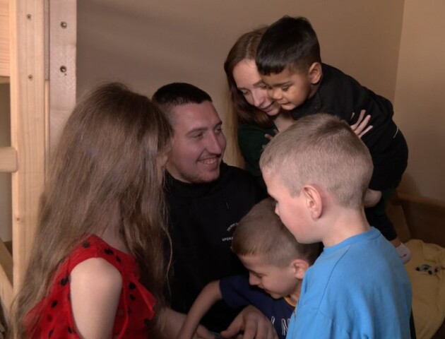 Сім'я переселенців усиновила хлопчика, якого залишили у дитбудинку в Луцьку