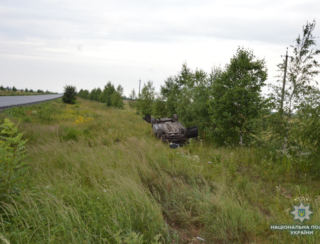 Аварія на Волині: авто злетіло в кювет і перекинулося на дах. ФОТО