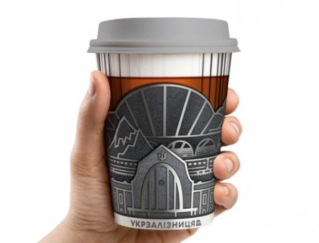 В українських поїздах чай подаватимуть у нових стильних стаканчиках