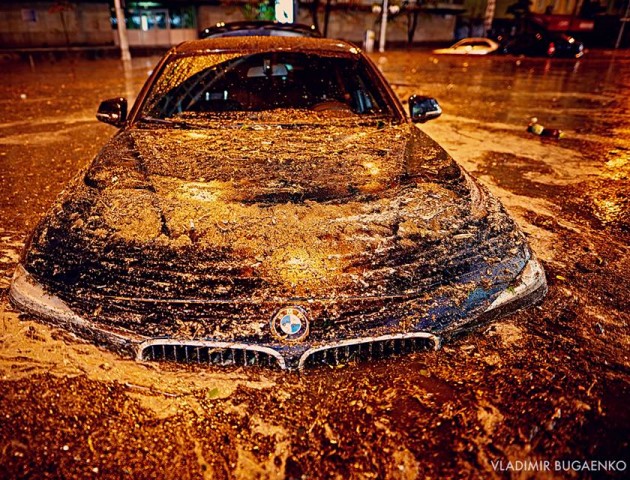 Гроза в Києві: у воді «потонули» елітні автомобілі. ФОТО