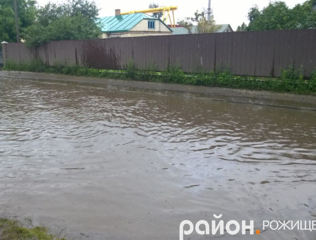 У волинському містечку затопило частину дороги