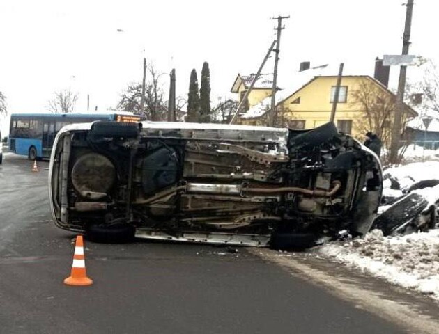 Неподалік Луцька зіткнулися легковик та маршрутка. ФОТО