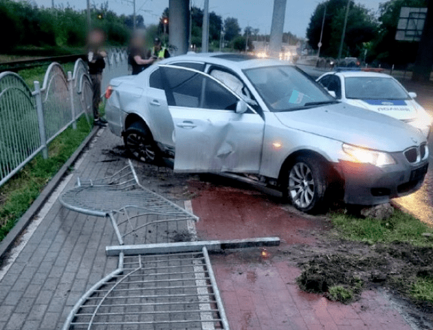 ДТП у Луцьку: 22-річний водій на BMW зніс паркан