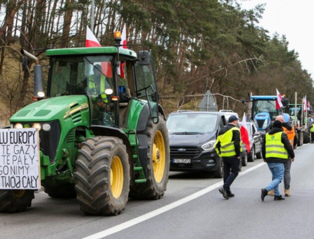 Польські фермери не випускають вантажівки з України на двох пунктах пропуску, - ДПСУ