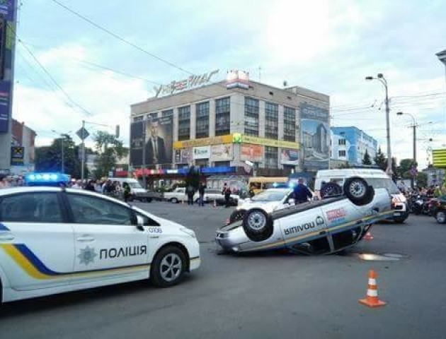 Прокляте перехрестя? У Рівному авто поліції за рік двічі потрапляли в аварію в одному місці