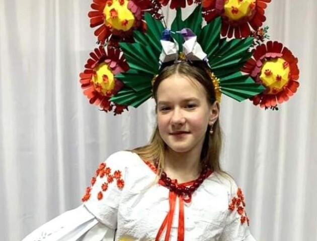 Костюм з паперу, який виготовила дівчинка з Волині, визнали найстильнішим в Україні