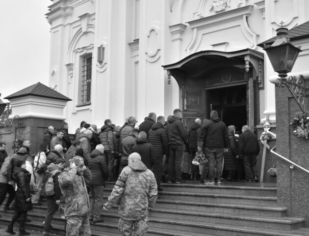 Десятки лучан прийшли на прощання з воїнами