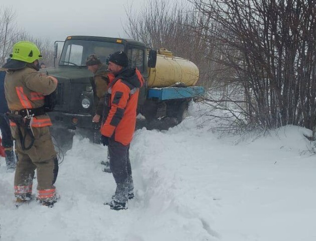 Складні погодні умови на Волині: рятувальники дістають автівки із заметів