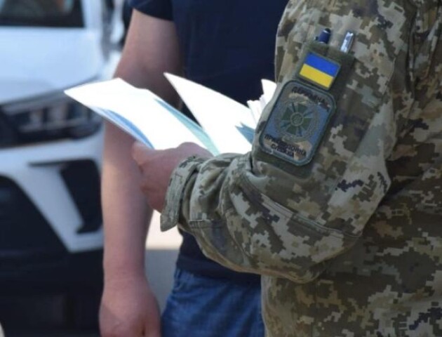 Чоловіки 18-60 років від сьогодні не можуть виїхати з України без військово-облікових документів