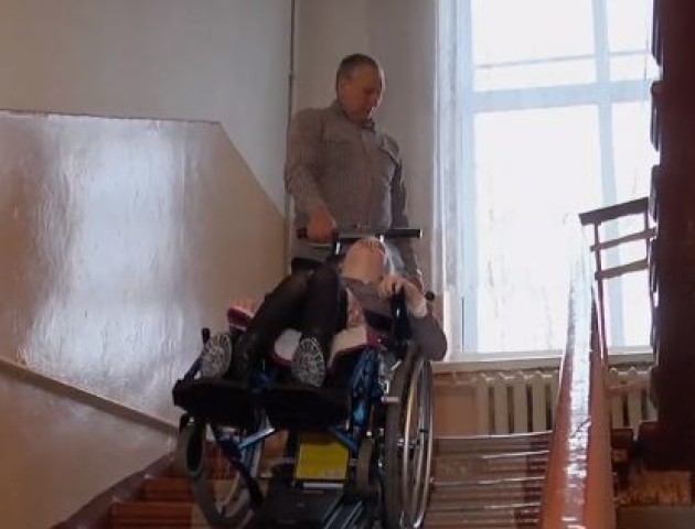 У ковельську школу купили сходинковий підйомник для дітей з інвалідністю. ВІДЕО