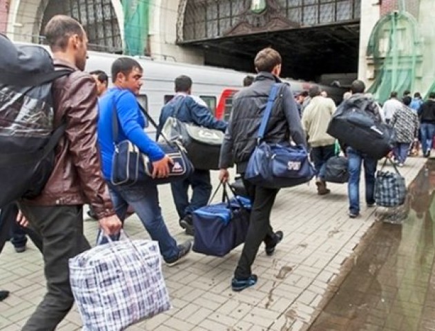 На заробітках у Росії досі перебуває майже 3 мільйони українців