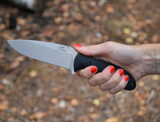 На Волині неповнолітня дівчинка-інвалід встромила брату ножа у живіт