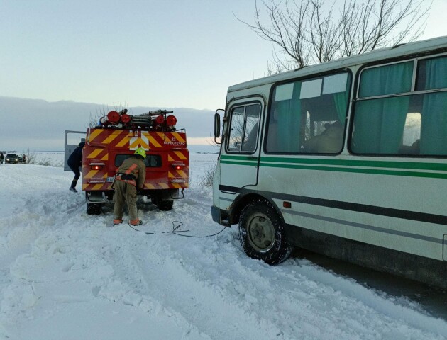 У Луцькому районі в снігову пастку потрапили рейсовий автобус і легковик. ФОТО