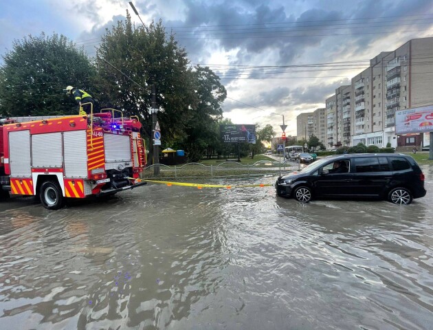 У Луцьку авто застрягло у воді через зливу