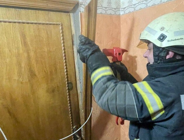 Волинські пожежники врятували жінку, яка випадково зачинилася на балконі будинку